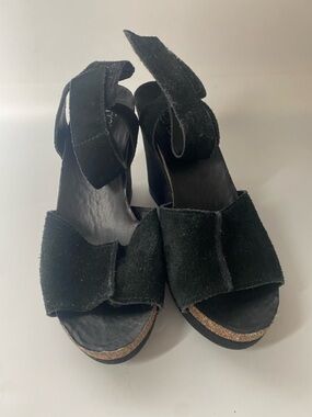 Franco Sarto Suede Heels Black.